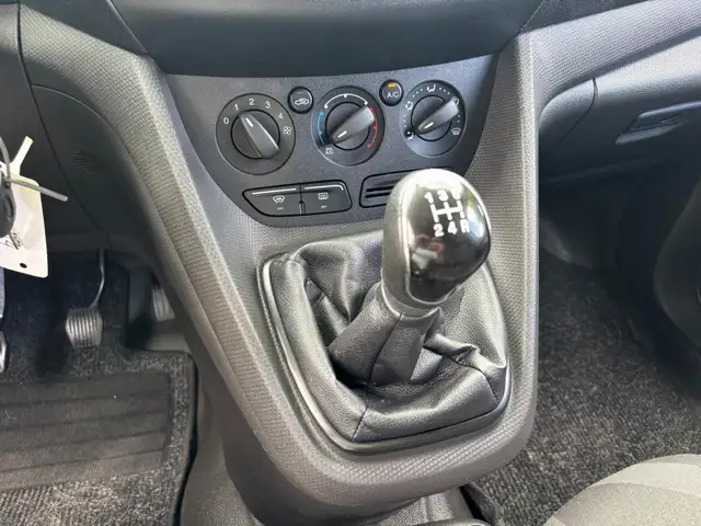 Ford Transit Connect view 13