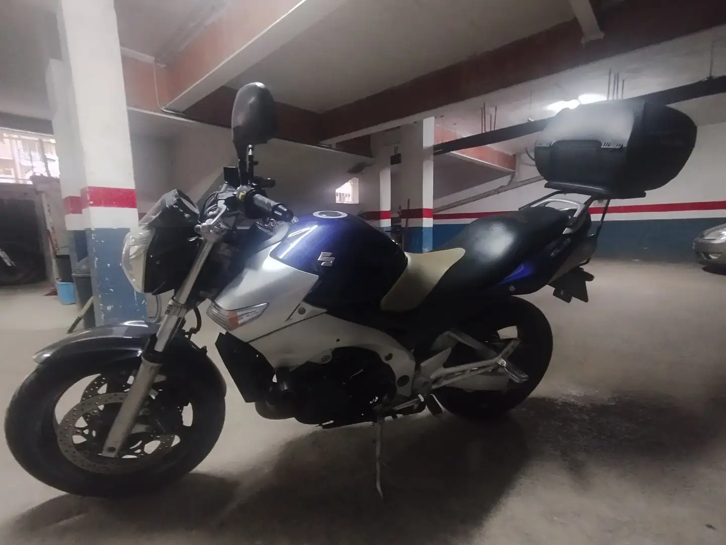 Suzuki GSR 600 - 1