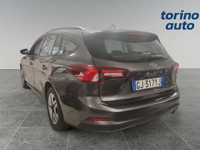 Ford Focus view 3