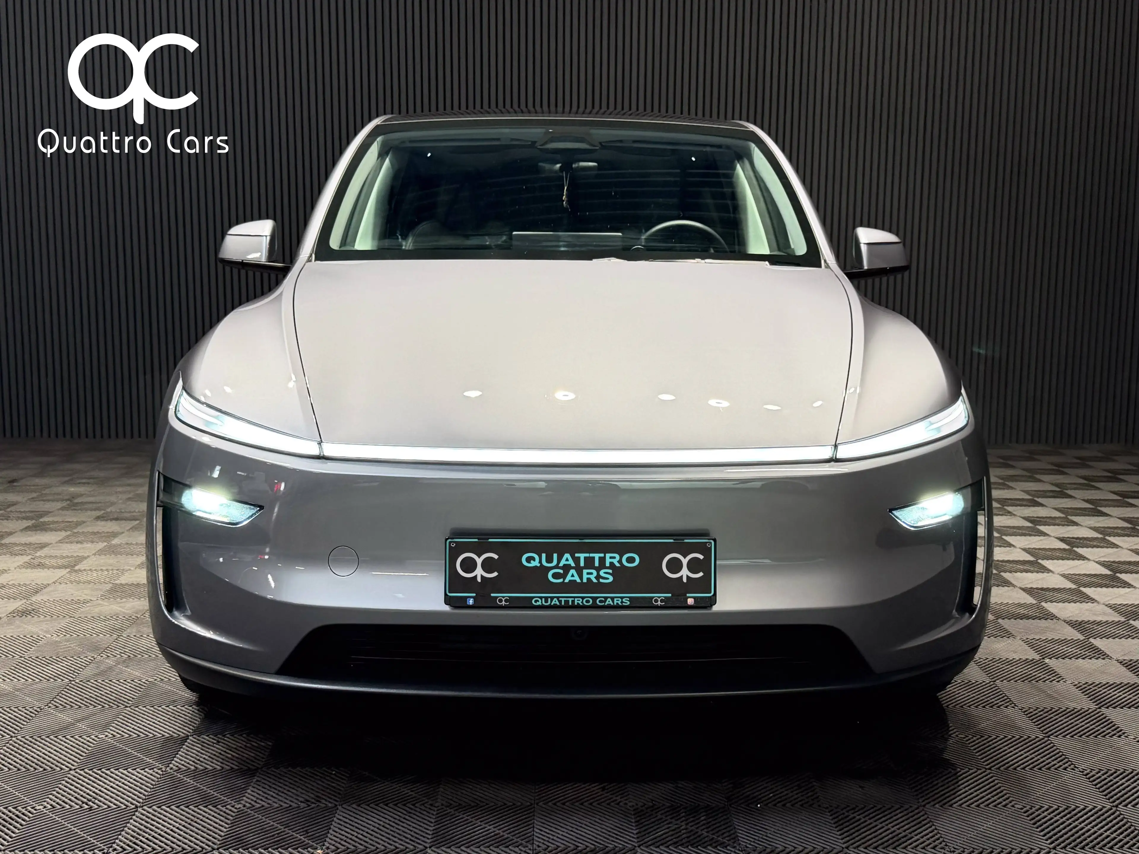 Tesla Model Y Dual Motor AWD / Premium Grande Autonomie / 20" / QuickSilver — photo 3
