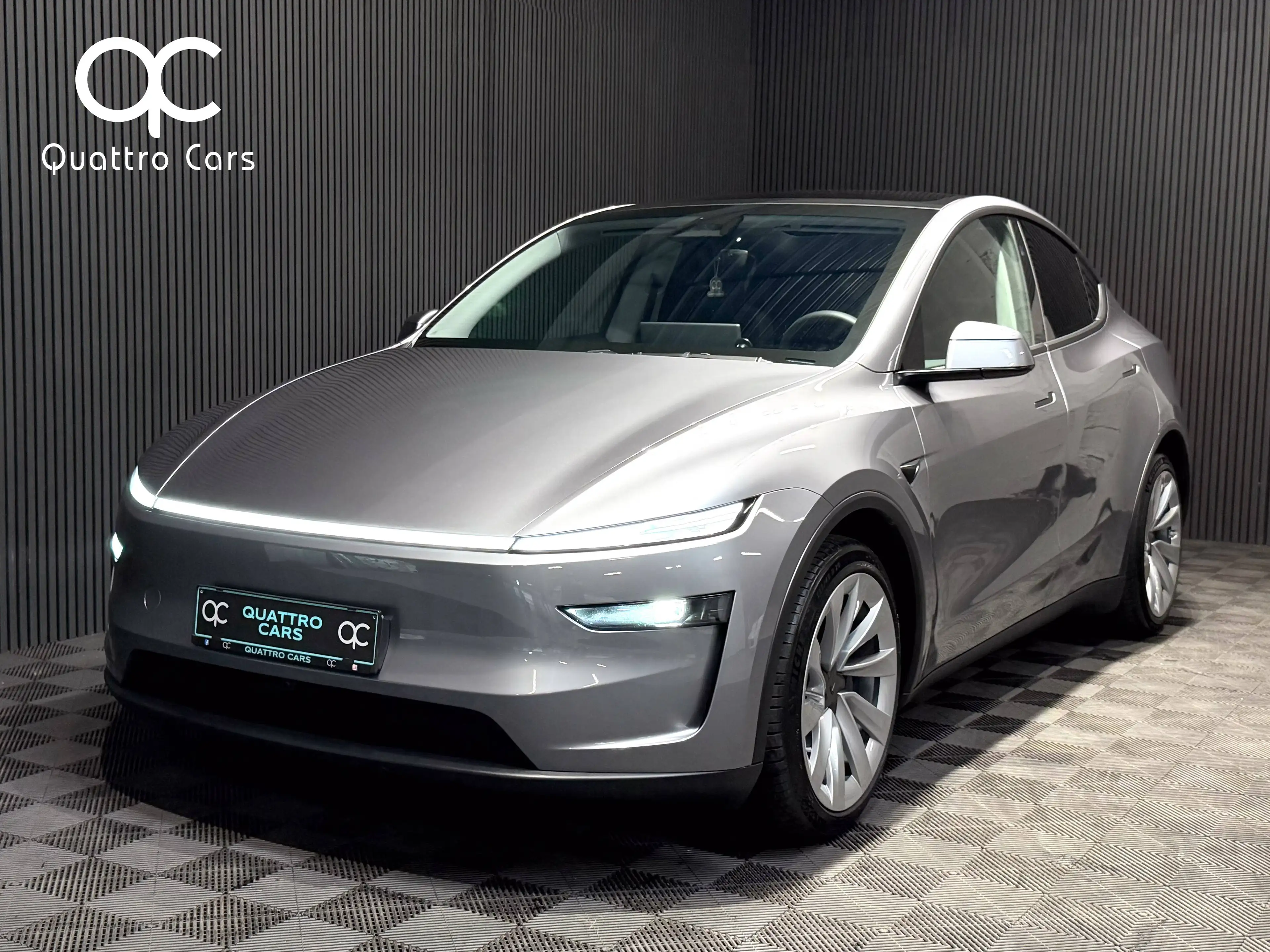Tesla Model Y Dual Motor AWD / Premium Grande Autonomie / 20" / QuickSilver — photo 2