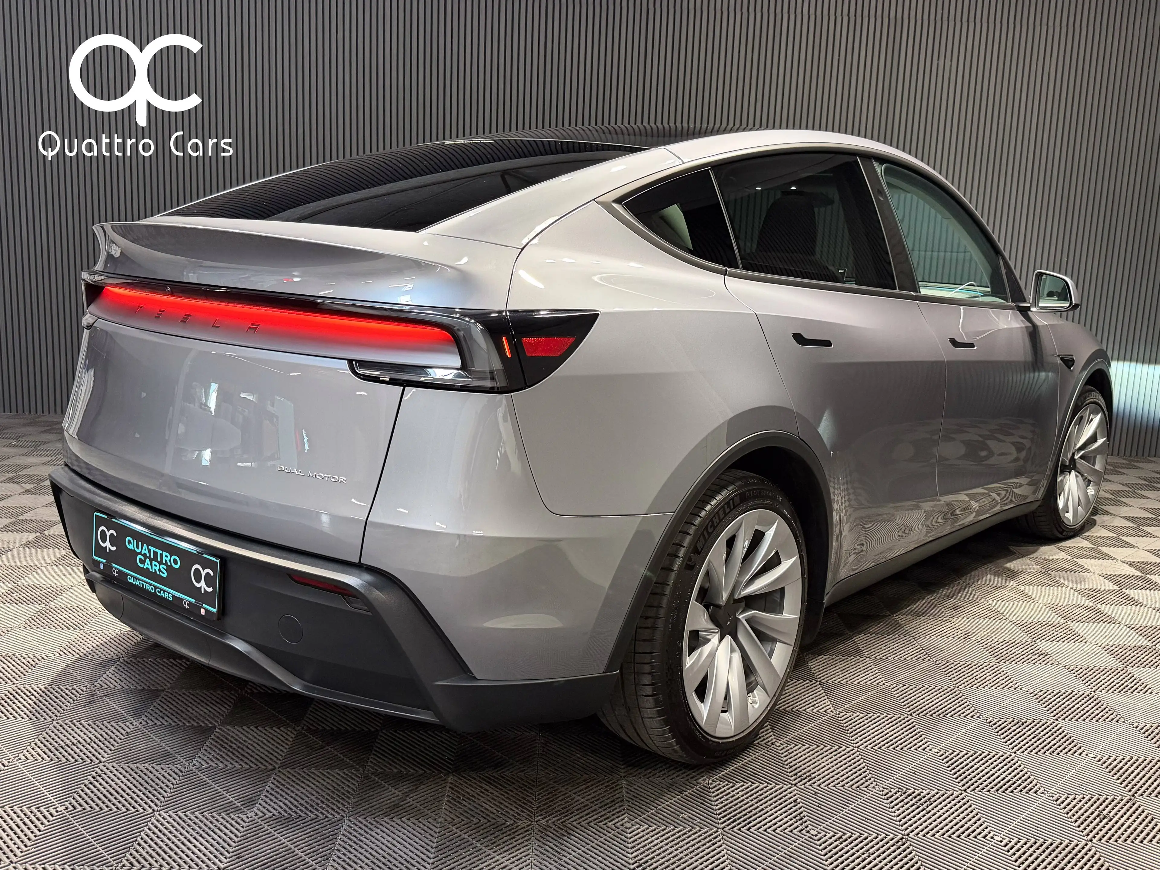 Tesla Model Y Dual Motor AWD / Premium Grande Autonomie / 20" / QuickSilver — photo 6