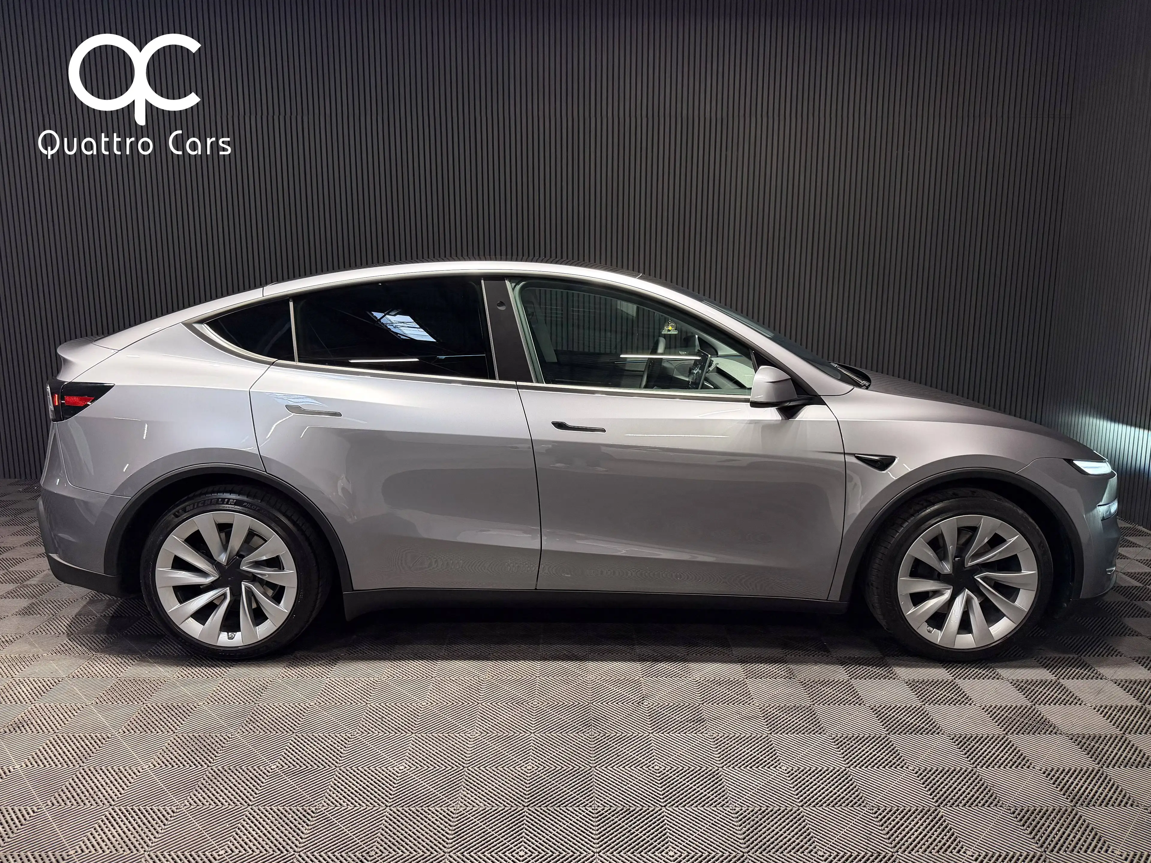 Tesla Model Y Dual Motor AWD / Premium Grande Autonomie / 20" / QuickSilver — photo 5