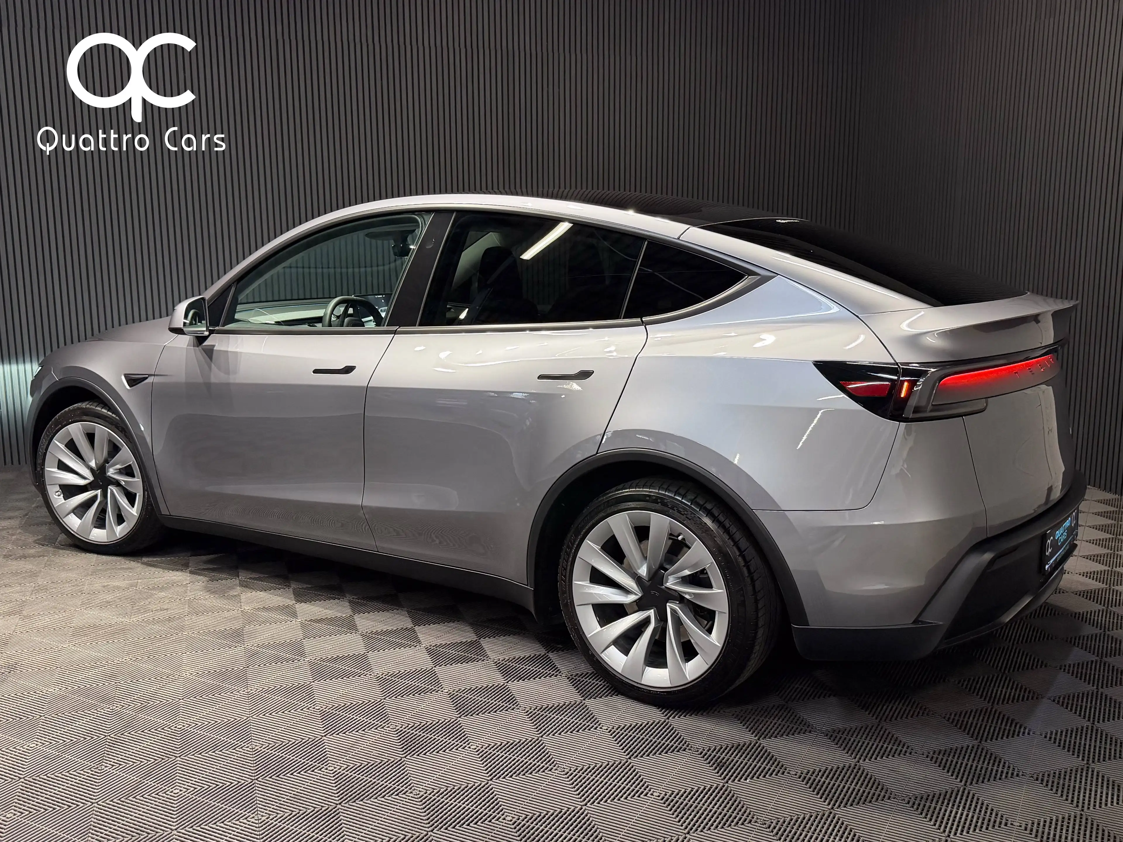 Tesla Model Y Dual Motor AWD / Premium Grande Autonomie / 20" / QuickSilver — photo 7