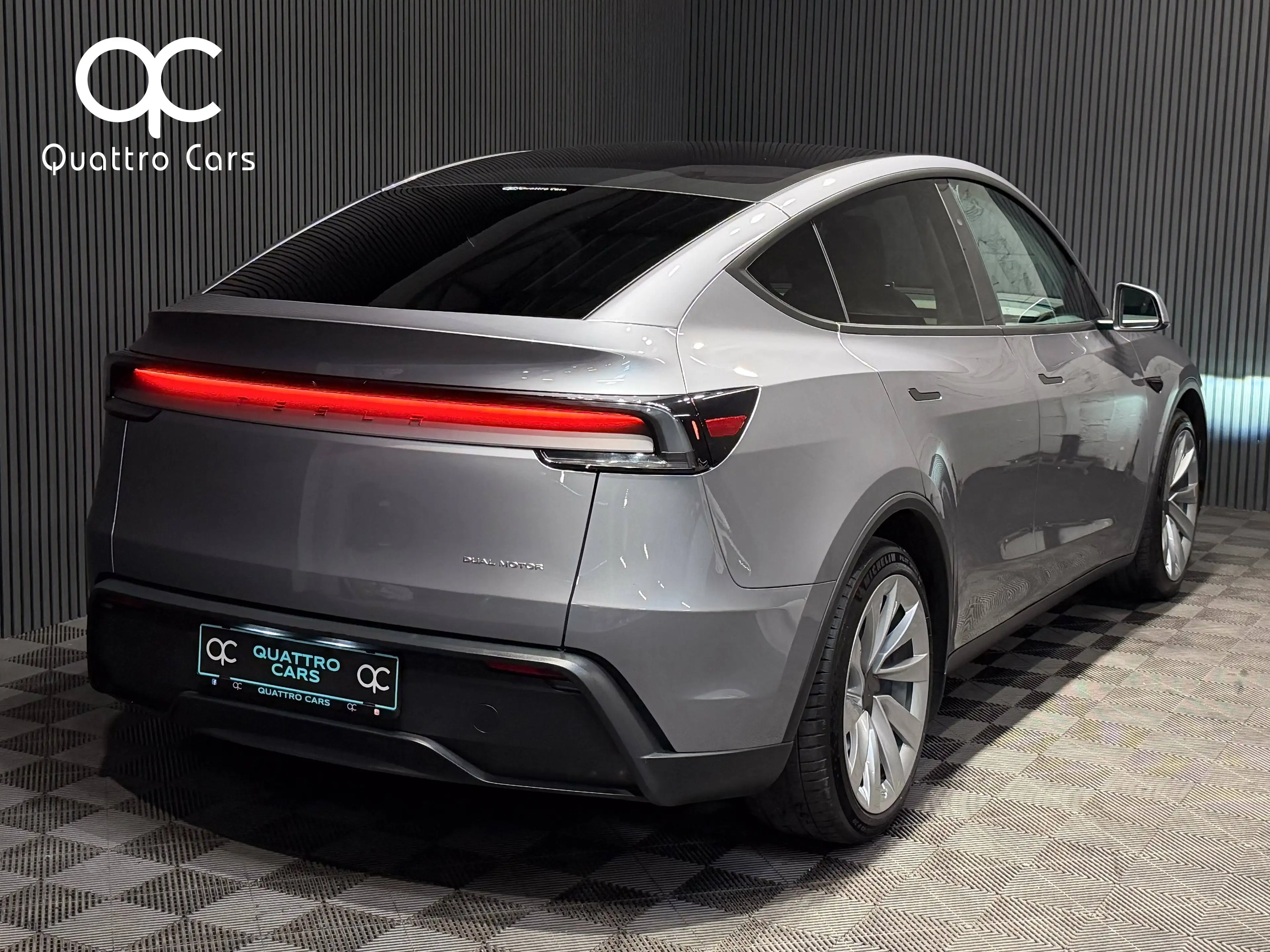 Tesla Model Y Dual Motor AWD / Premium Grande Autonomie / 20" / QuickSilver — photo 8
