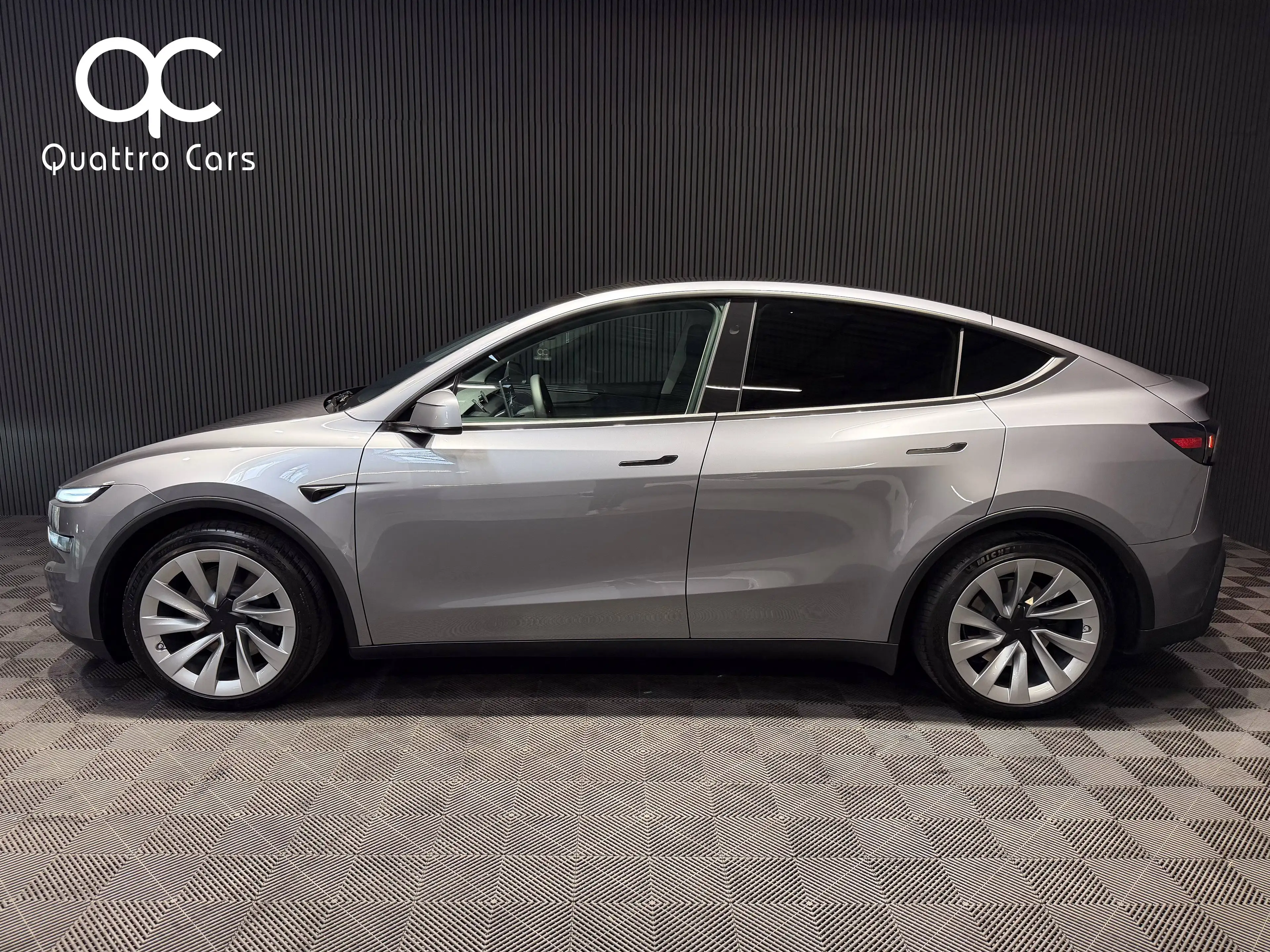 Tesla Model Y Dual Motor AWD / Premium Grande Autonomie / 20" / QuickSilver — photo 4