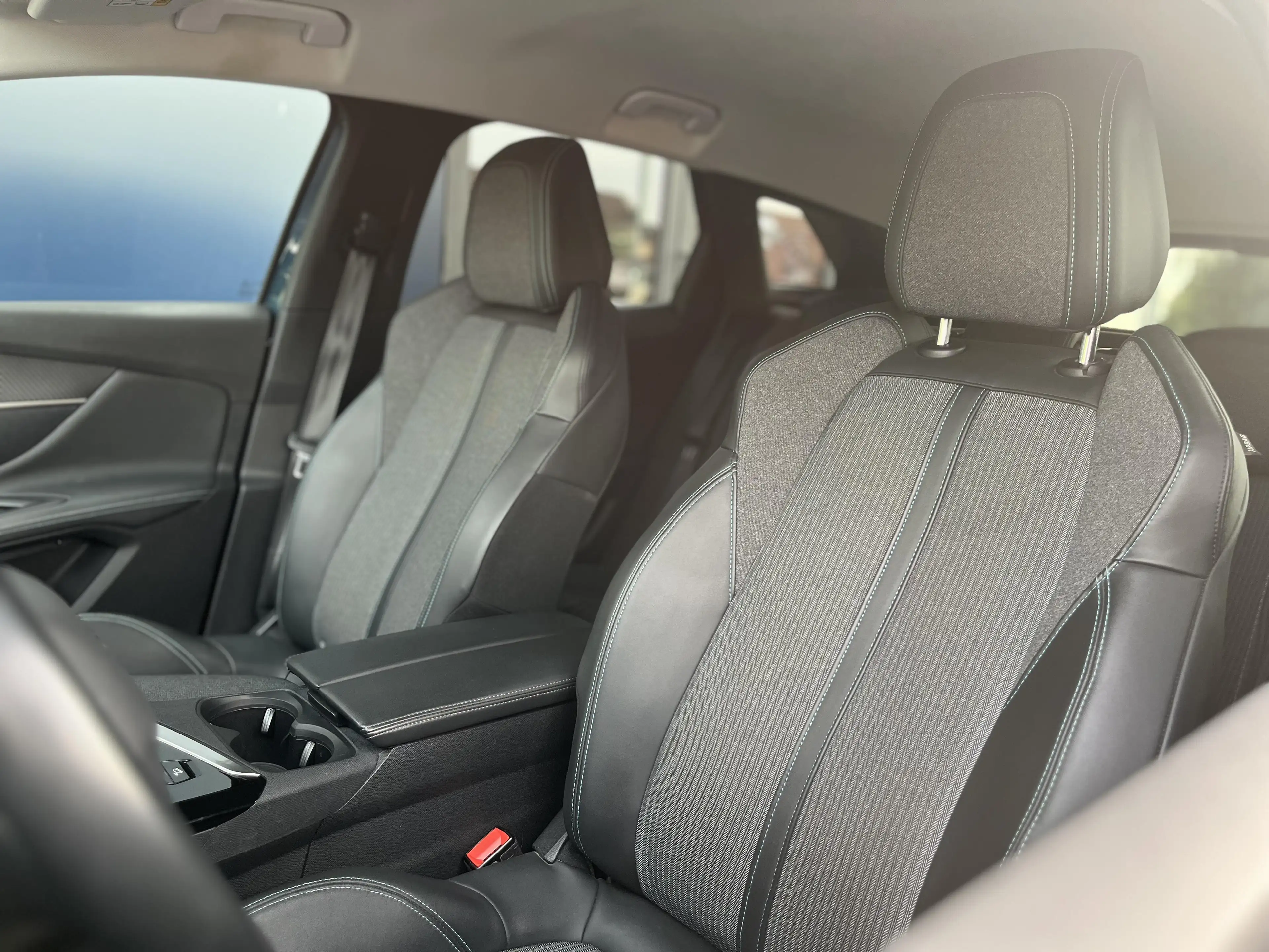 Peugeot 3008 1.2i S&S Allure EAT8 5d 96kW — photo 14