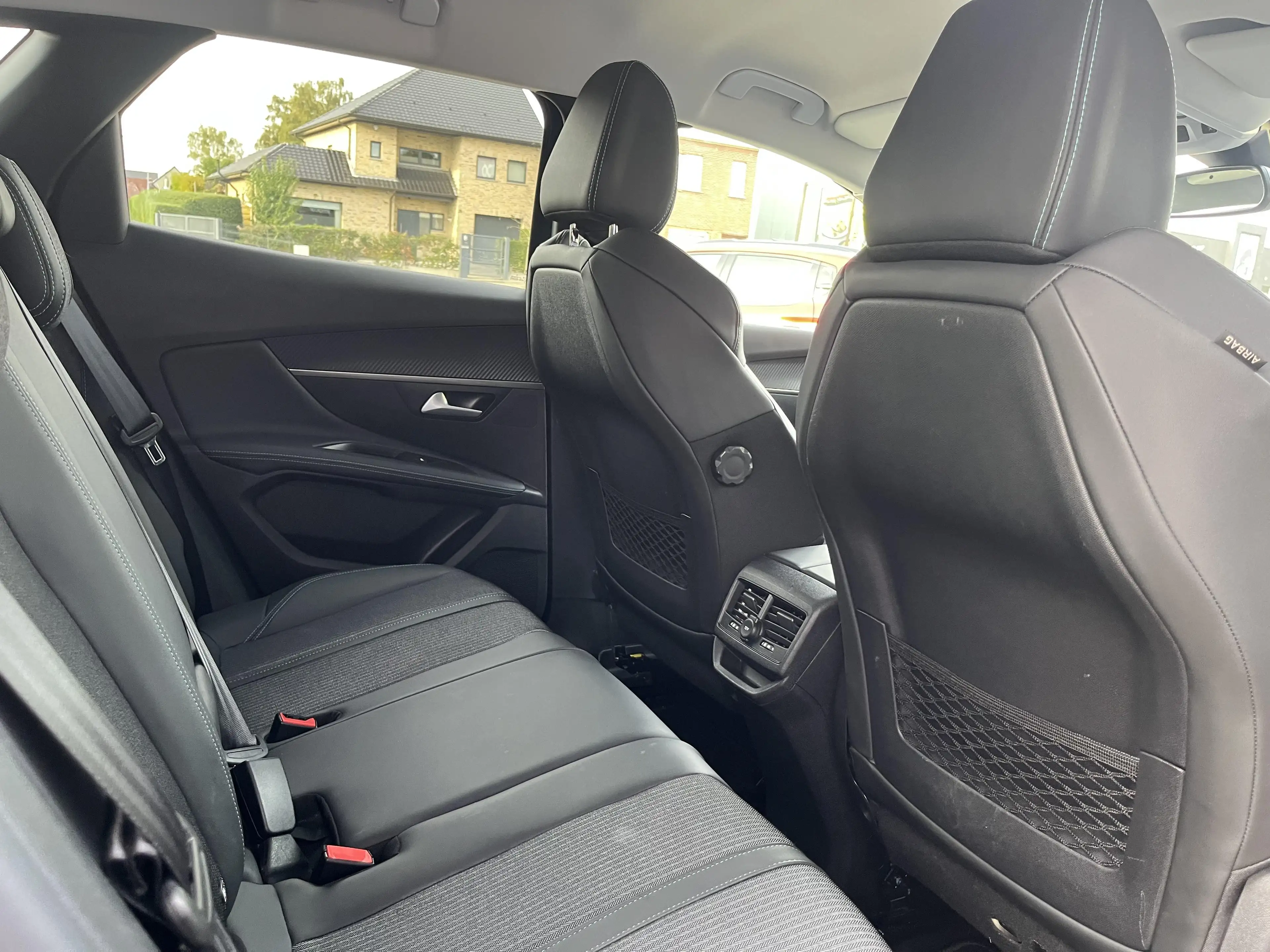 Peugeot 3008 1.2i S&S Allure EAT8 5d 96kW — photo 27