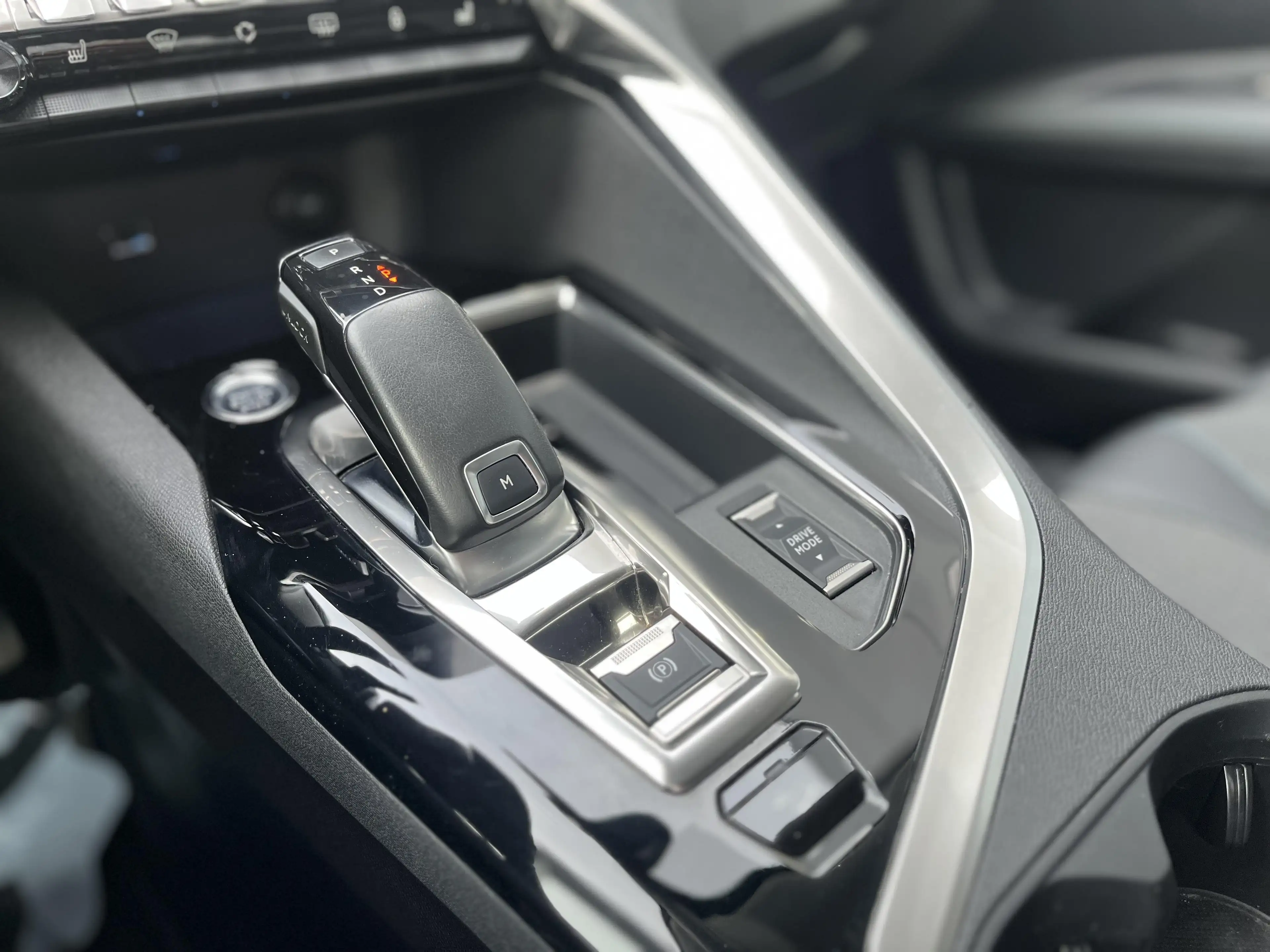 Peugeot 3008 1.2i S&S Allure EAT8 5d 96kW — photo 17