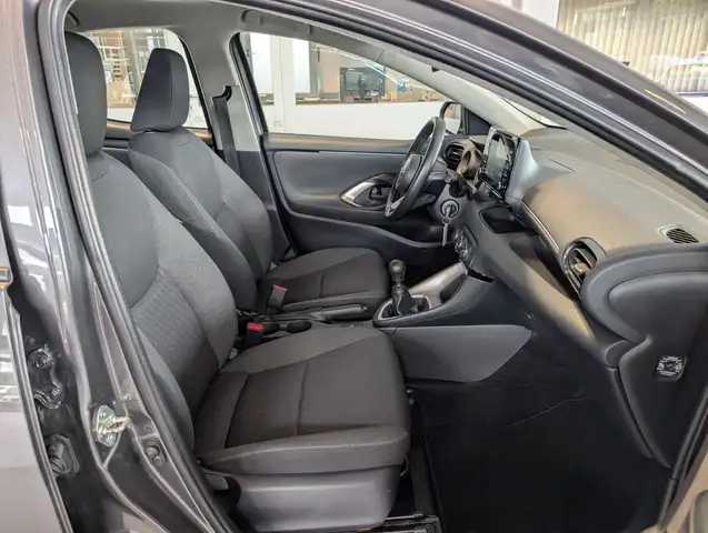 Toyota Yaris view 3