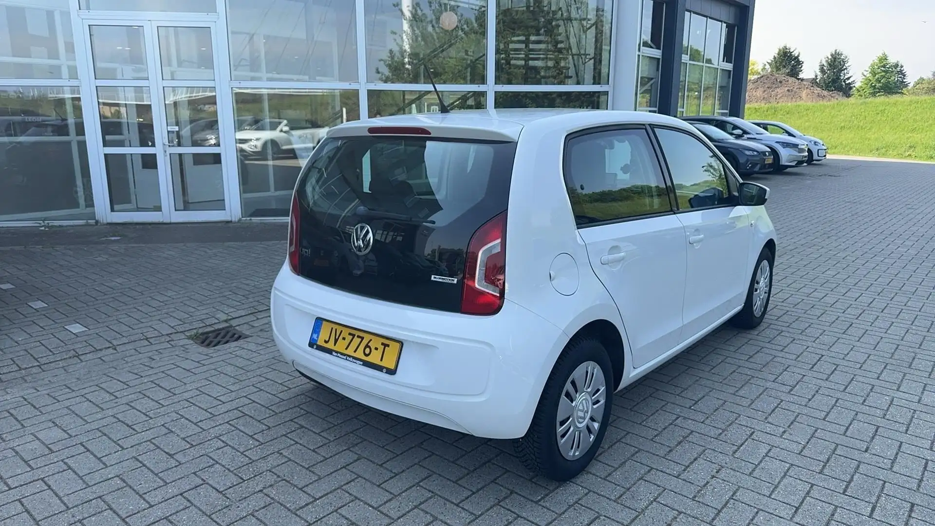 Volkswagen up! 1.0 60pk Move up! Bluemotion / Airco Wit - 2