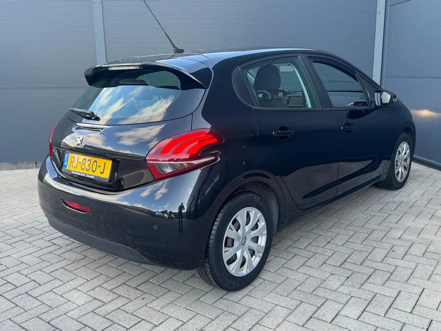 Peugeot 208 1.2 PureTech Blue Lion / Navi / Nap / Led / Pdc Zwart - 2