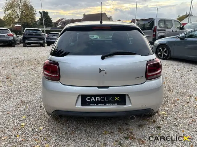DS Automobiles DS 3 view 4
