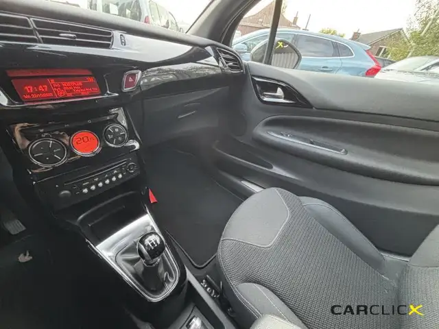 DS Automobiles DS 3 view 12