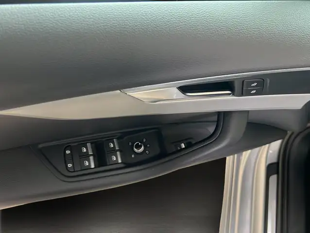 Audi A4 view 4