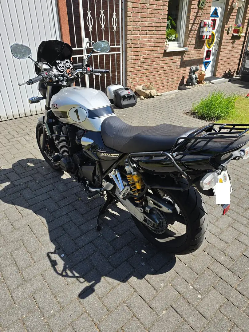 Yamaha XJR 1300 ein Naked Bike mit Power das Spass macht Nero - 1