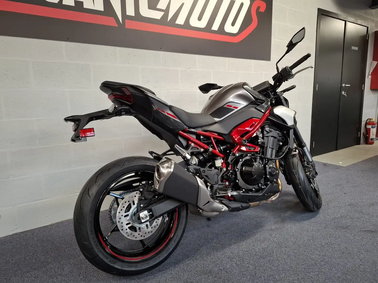 Kawasaki Z 900 ABS E5+ 2025 DEPART IMMEDIAT Grijs - 2