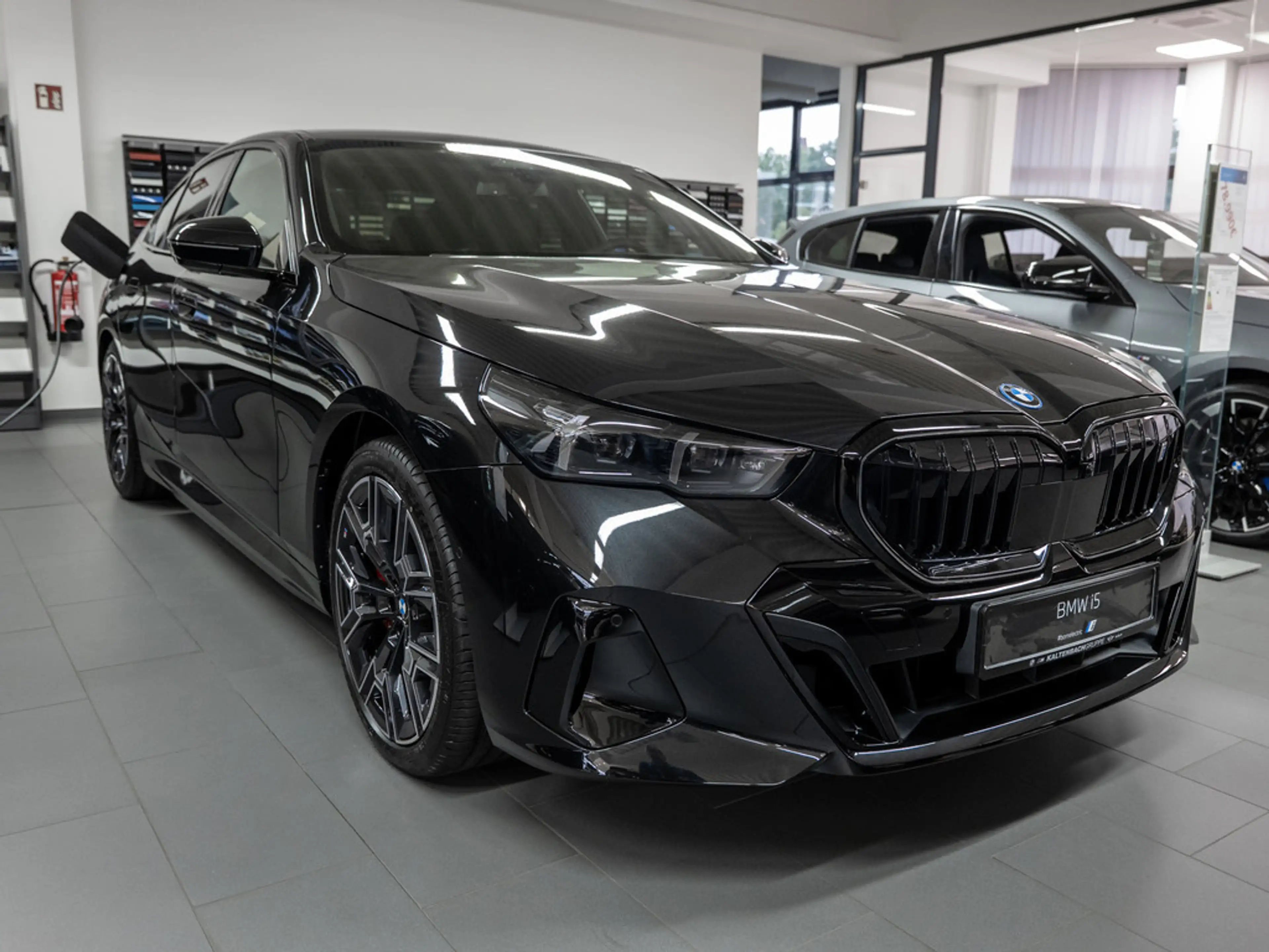 BMW i5 40 xDrive M-Sport Pro 360° PANO LED HUD — photo 3
