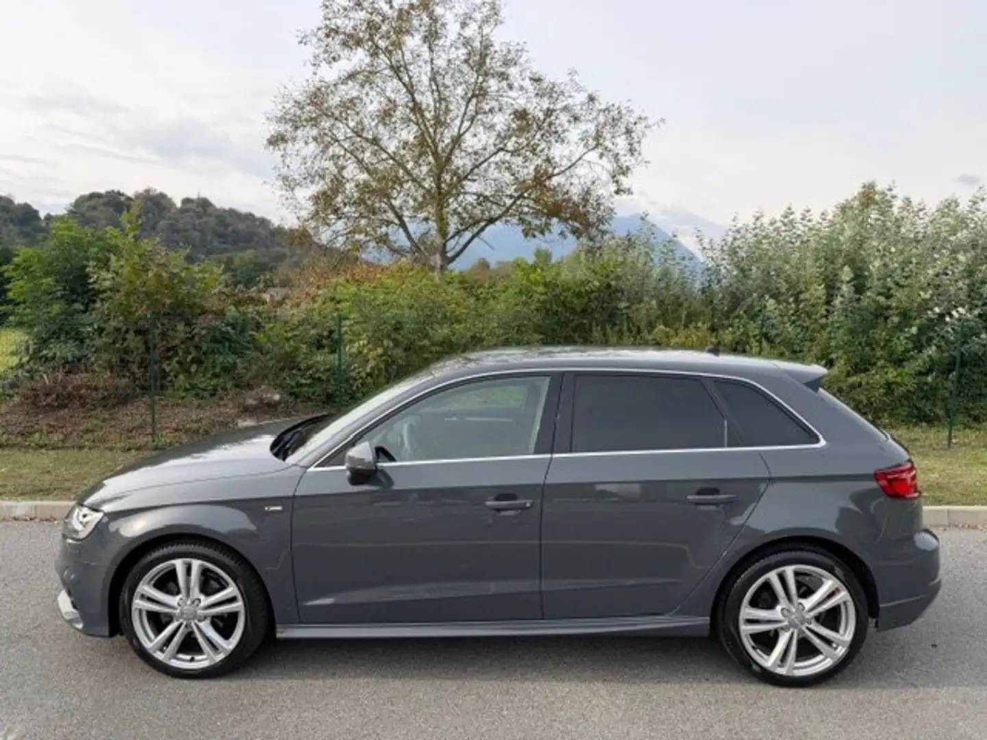 Audi A3 Sportback  1.6 tdi SLine 116cv s-tronic Grijs - 1