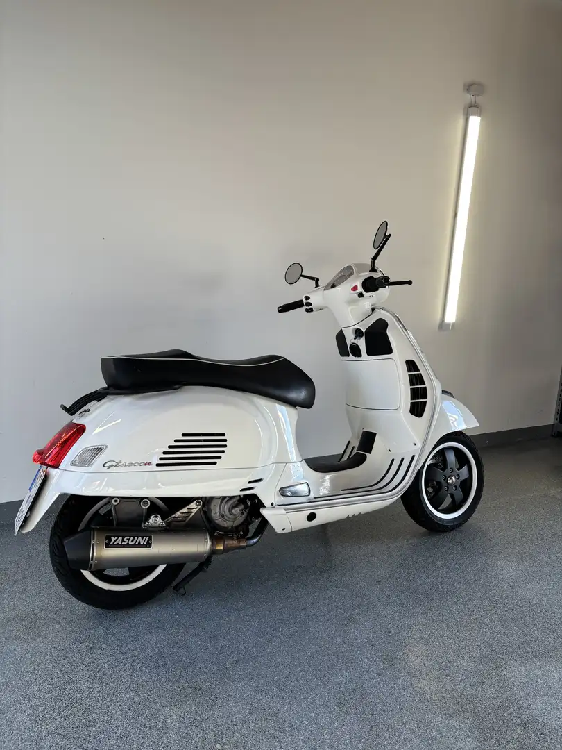 Vespa GTS Super 300 Fehér - 1