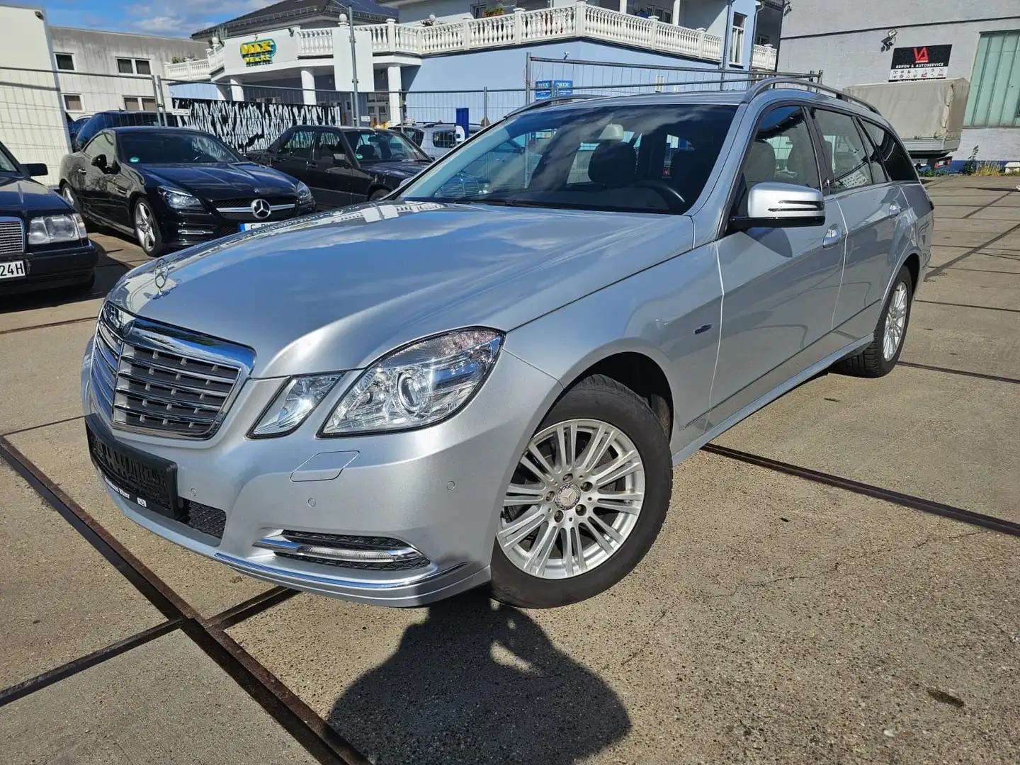 Mercedes-Benz E 200 E -Klasse T-MoD E 200 CGI BlueEfficie Garantie Plateado - 2