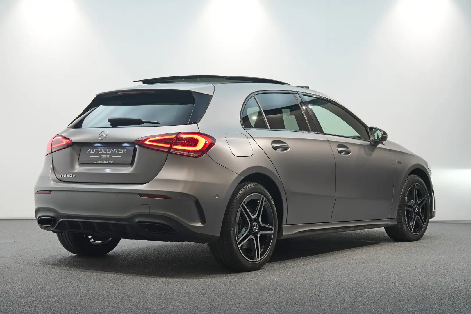 Mercedes-Benz A 250 e AMG MAGNO MAT ✅ NIGHT ✅ PANO ✅ CAMERA ✅ SFEER ✅ Grijs - 2