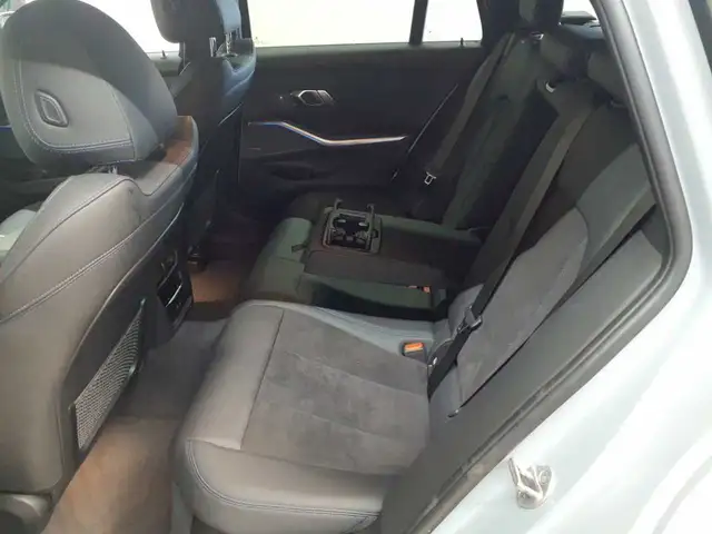 BMW 3 Series view 14