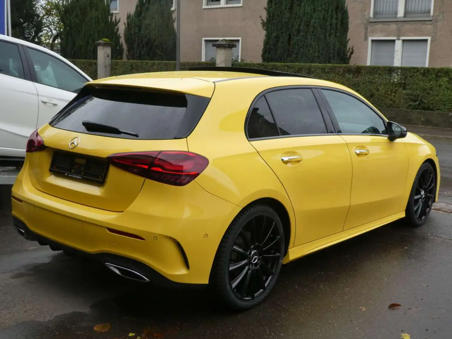 Mercedes-Benz A 180 AMG Line Sport 7G-DCT Jaune - 2