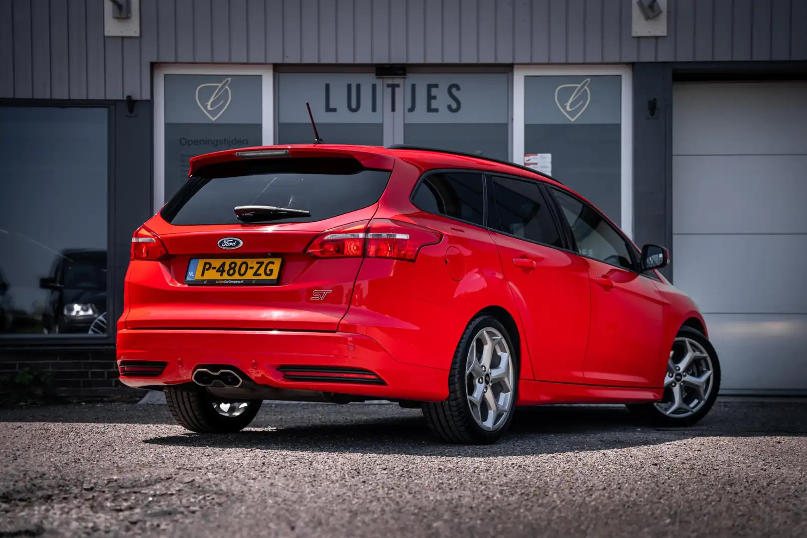 Ford Focus Wagon 2.0 ST-2 250pk I Recaro I Carplay I Camera I Rosso - 2