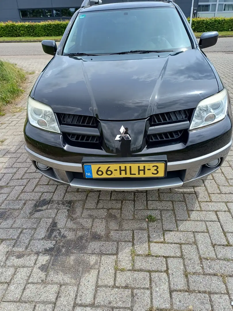 Mitsubishi Outlander 2.0 Travel Fekete - 2