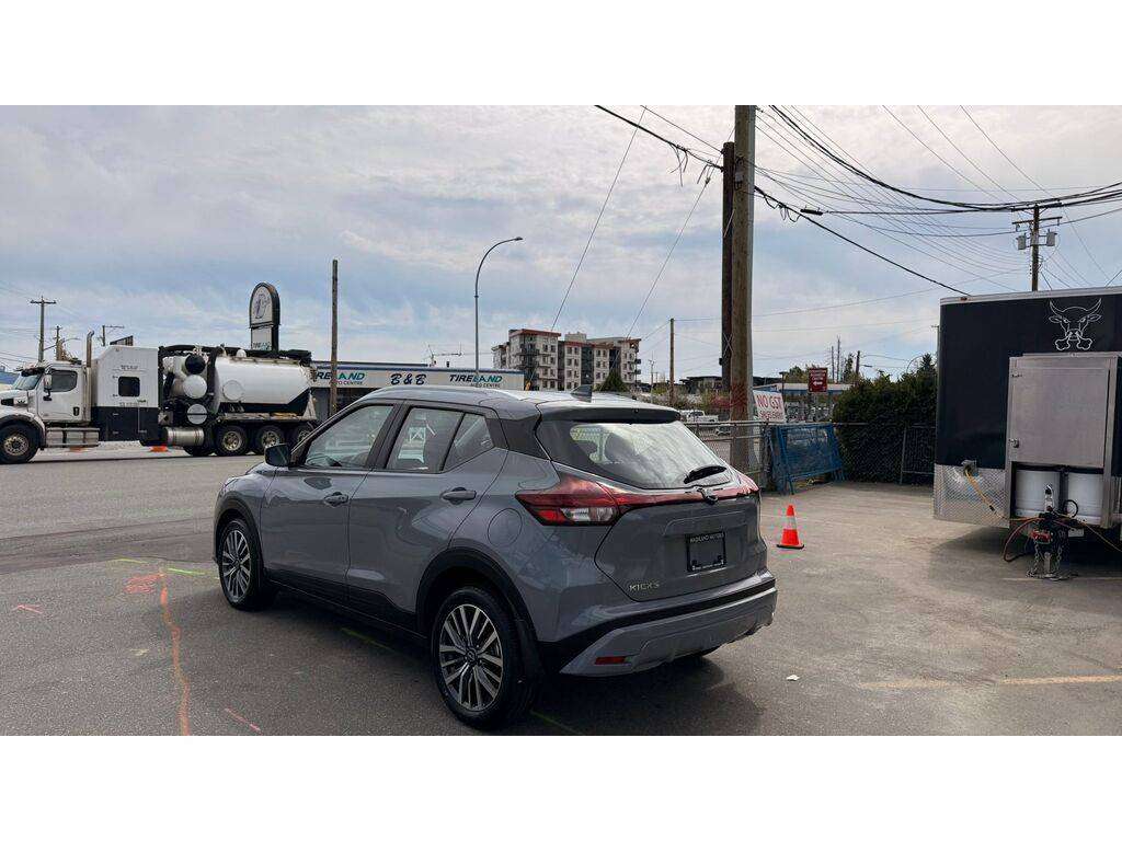 2025 Nissan Kicks Play — view 7