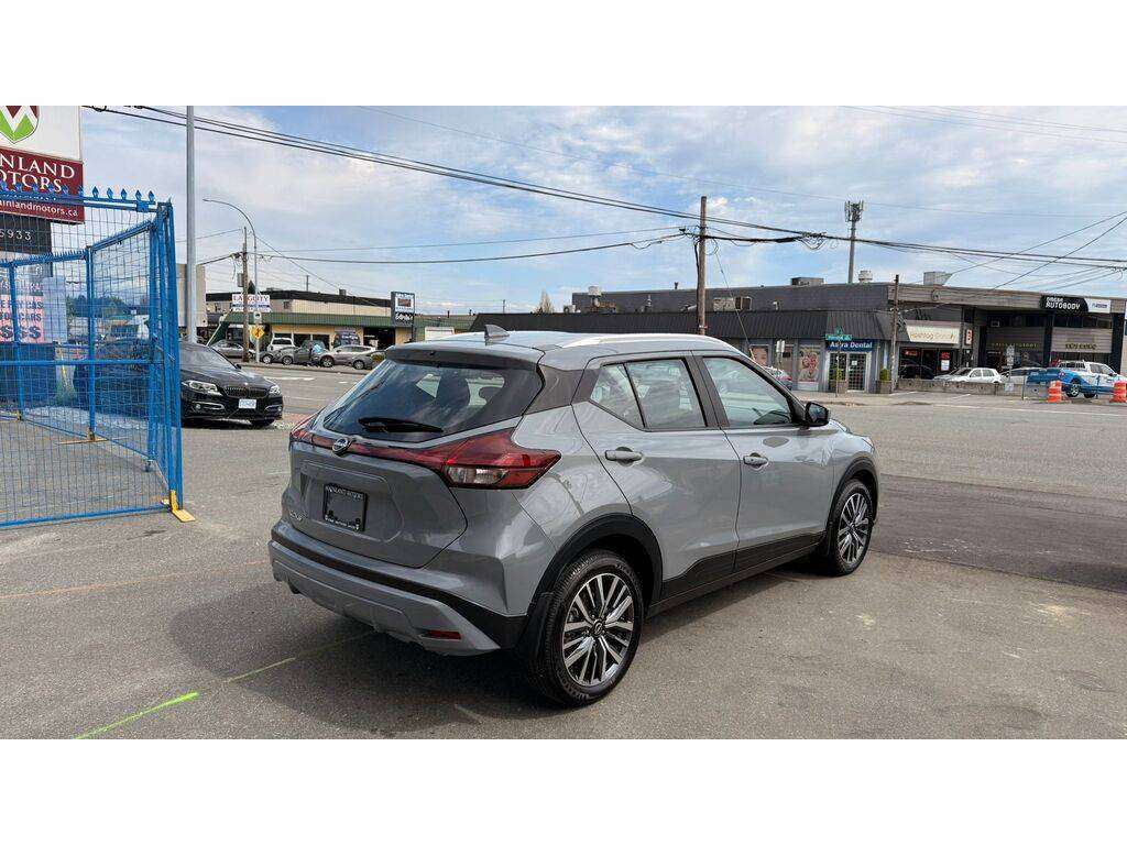2025 Nissan Kicks Play — view 5