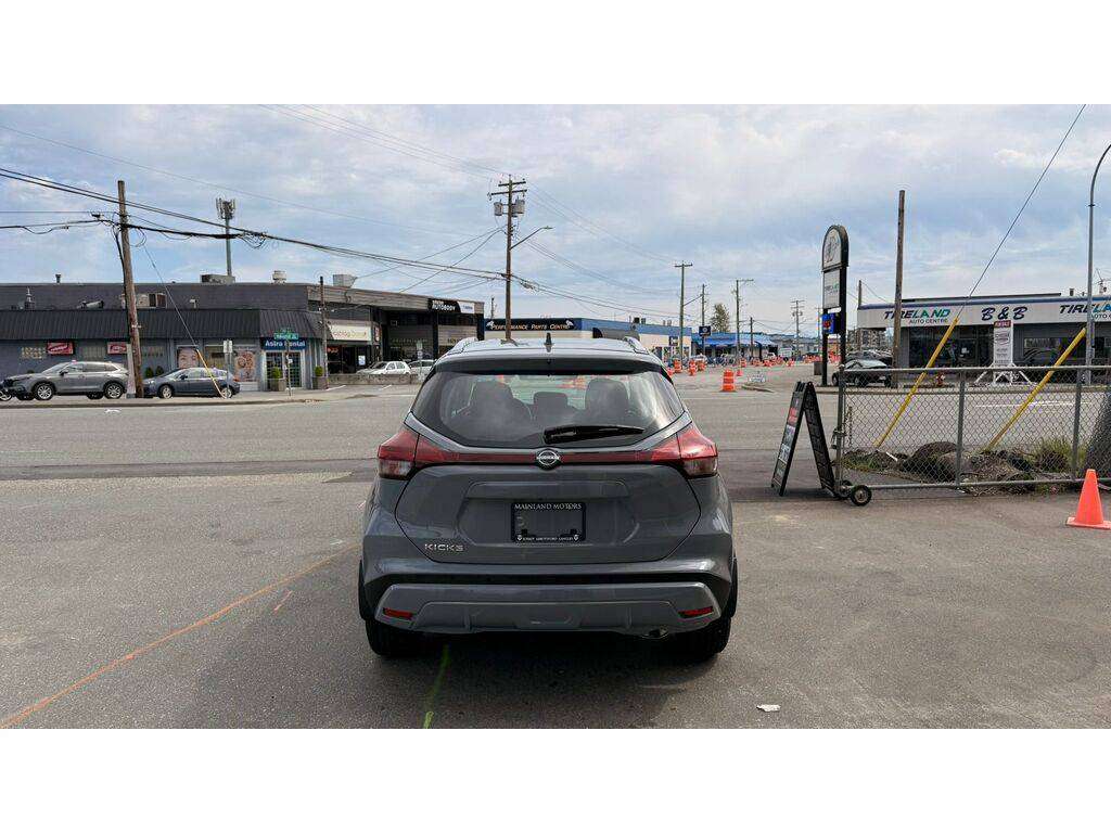 2025 Nissan Kicks Play — view 6