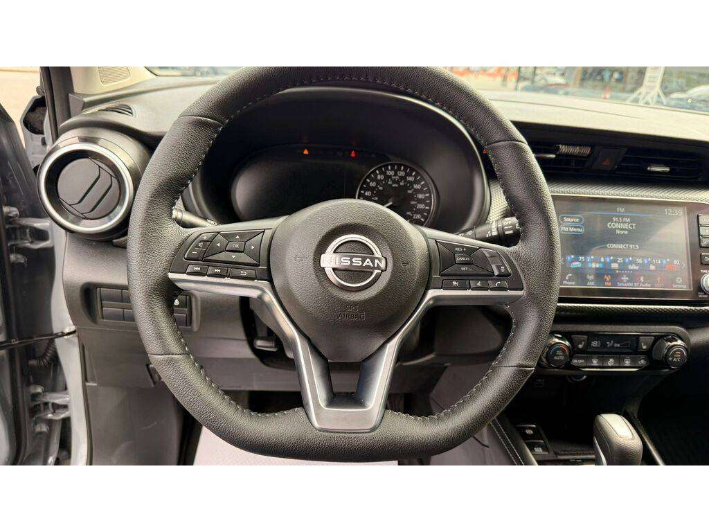 2025 Nissan Kicks Play — view 13