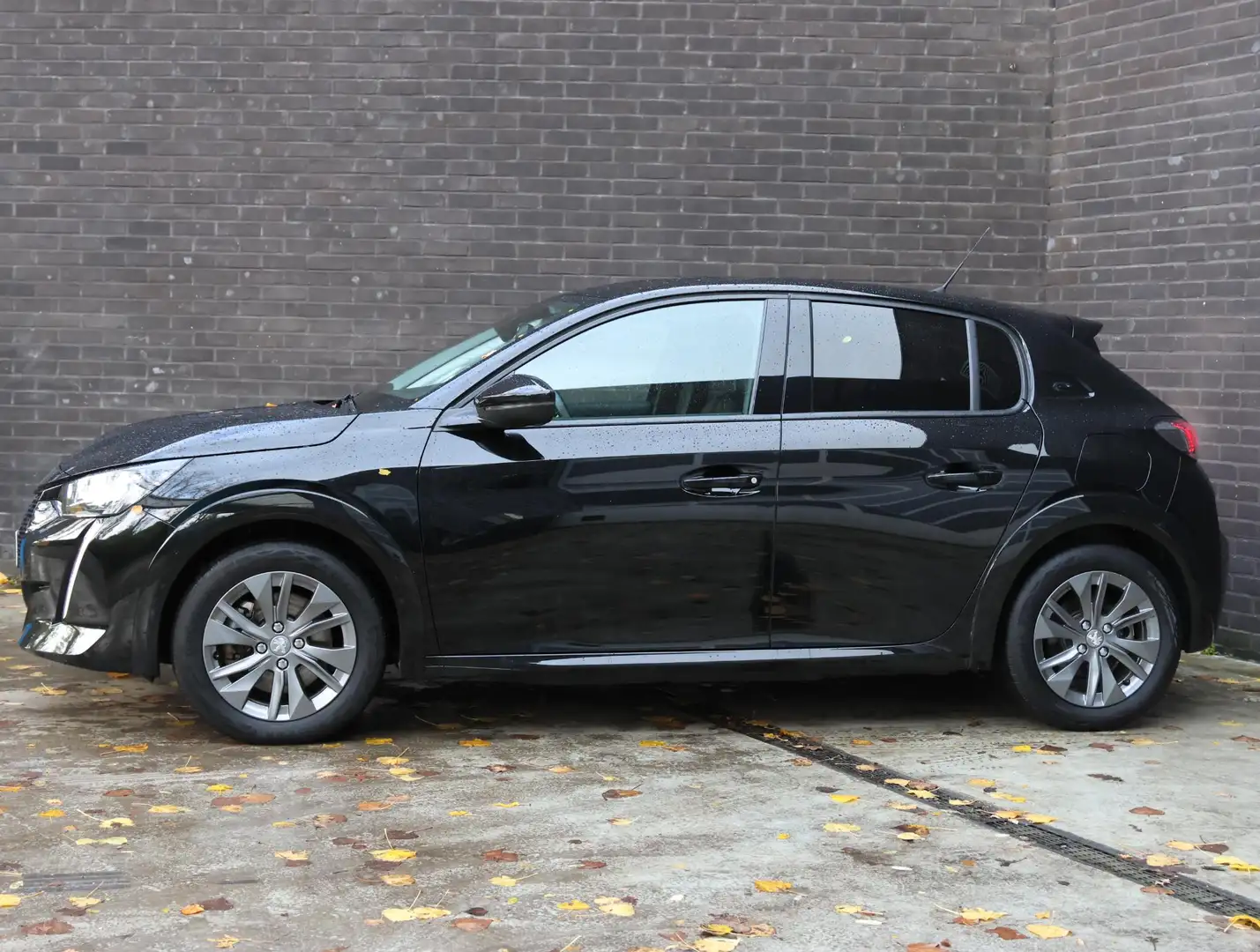 Peugeot e-208 Allure 50kWh 136pk | Achteruitrijcamera| Navigatie Noir - 2