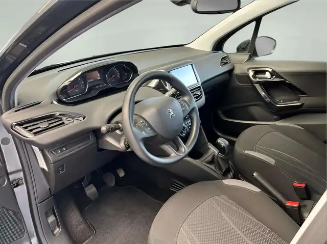 Peugeot 208 view 11