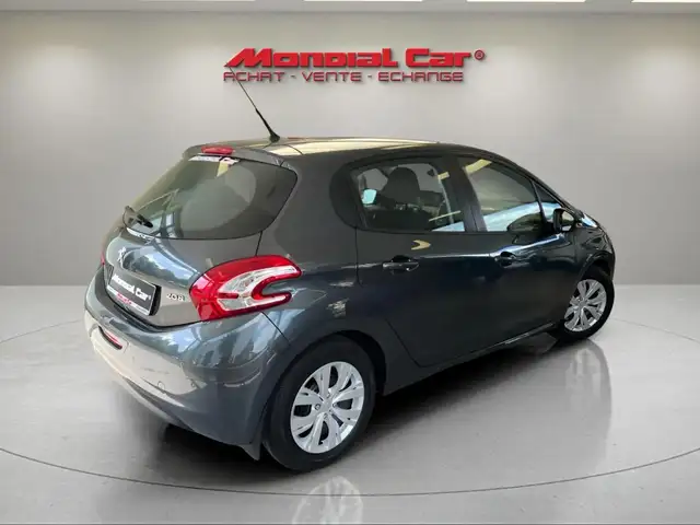 Peugeot 208 view 3