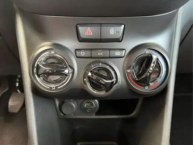 Peugeot 208 view 9