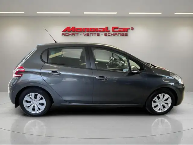 Peugeot 208 view 4