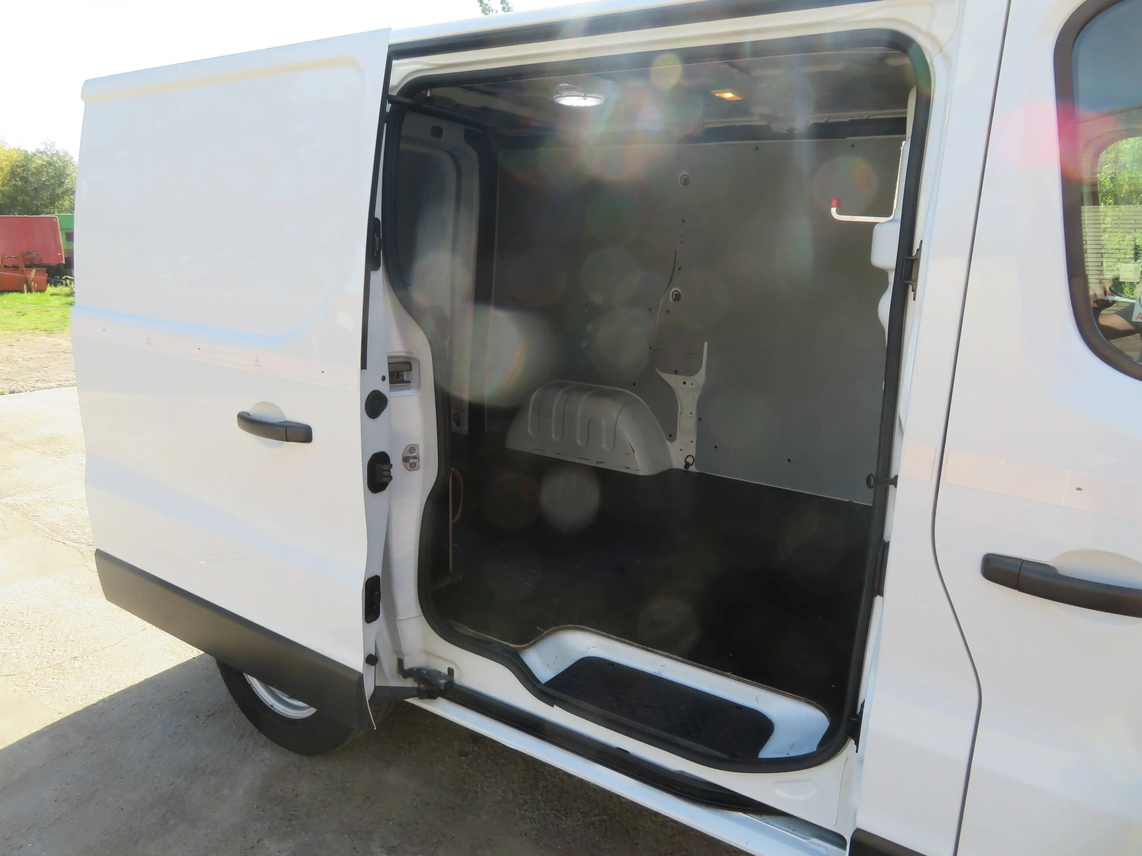 Renault Trafic 2.0dCi - L1H1 — photo 9