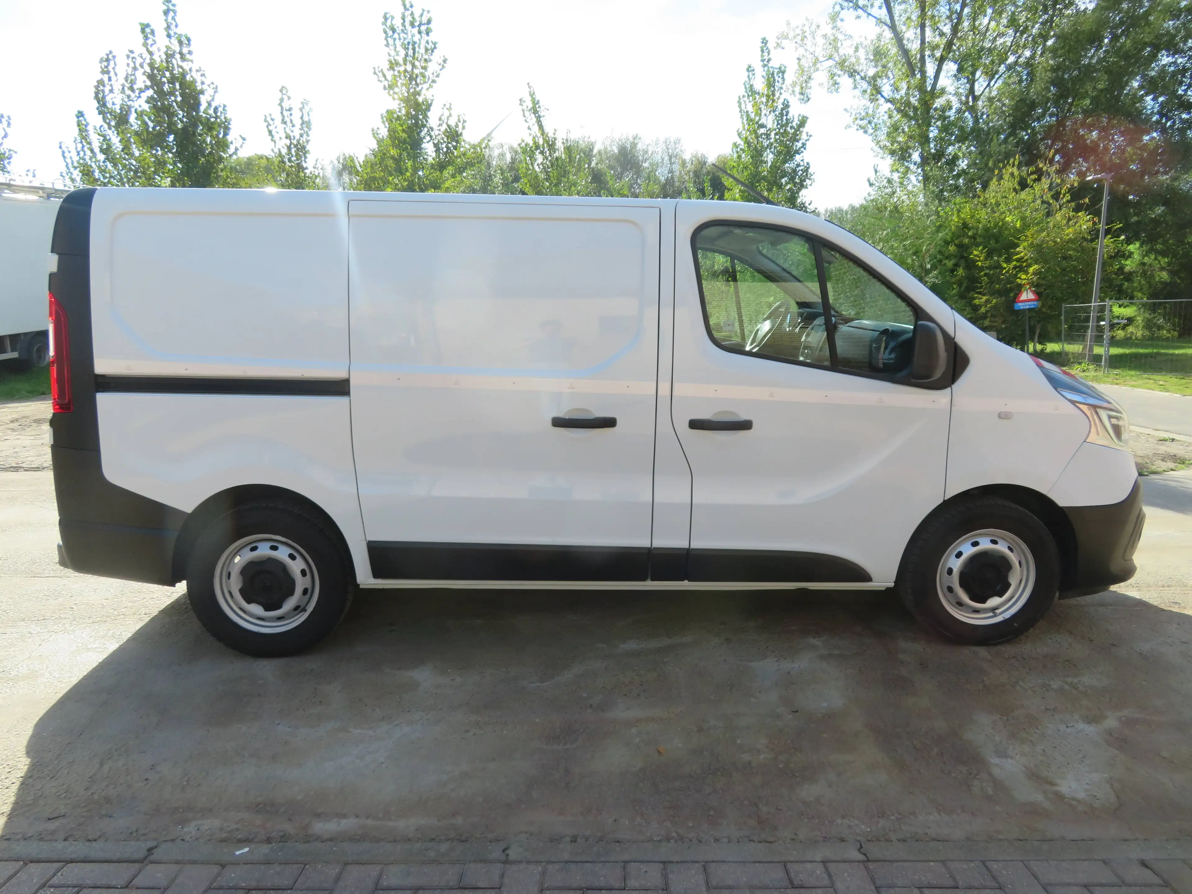 Renault Trafic 2.0dCi - L1H1 — photo 8