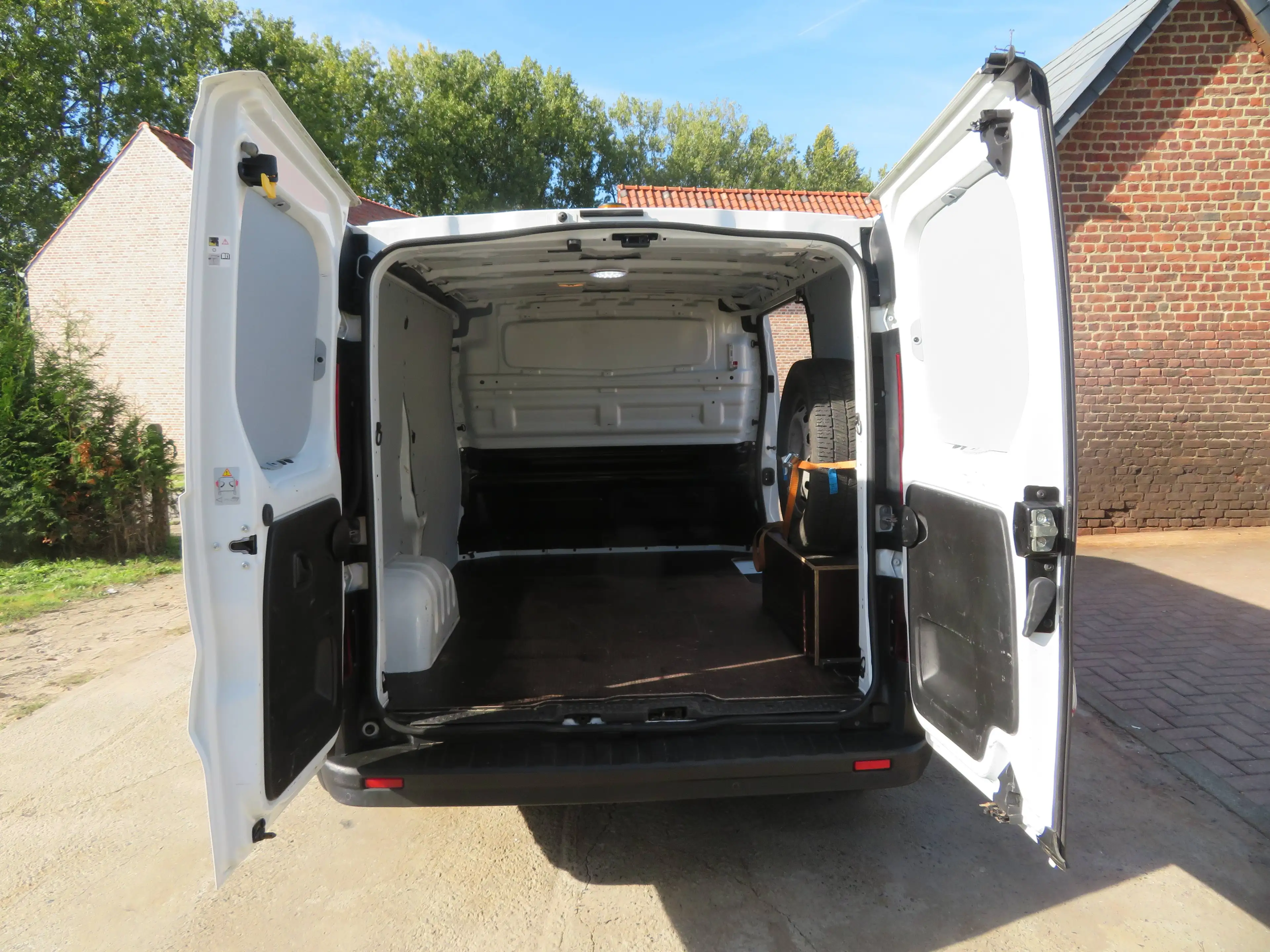 Renault Trafic 2.0dCi - L1H1 — photo 10