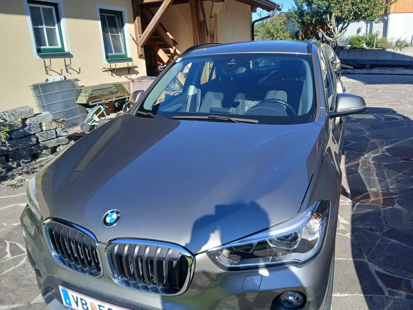 BMW X1 X1 xDrive18d Advantage Aut. Grau - 1