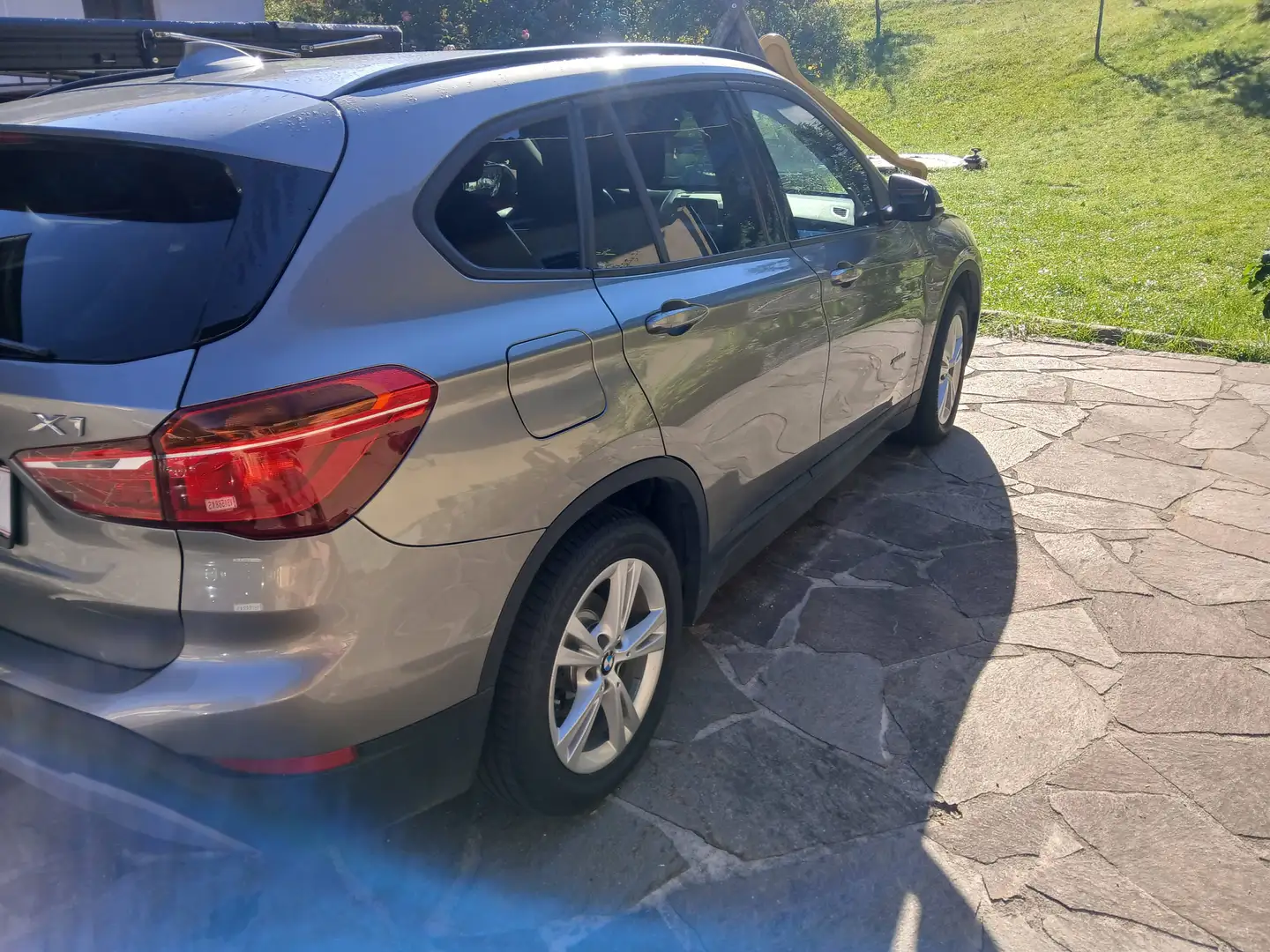 BMW X1 X1 xDrive18d Advantage Aut. Grau - 2