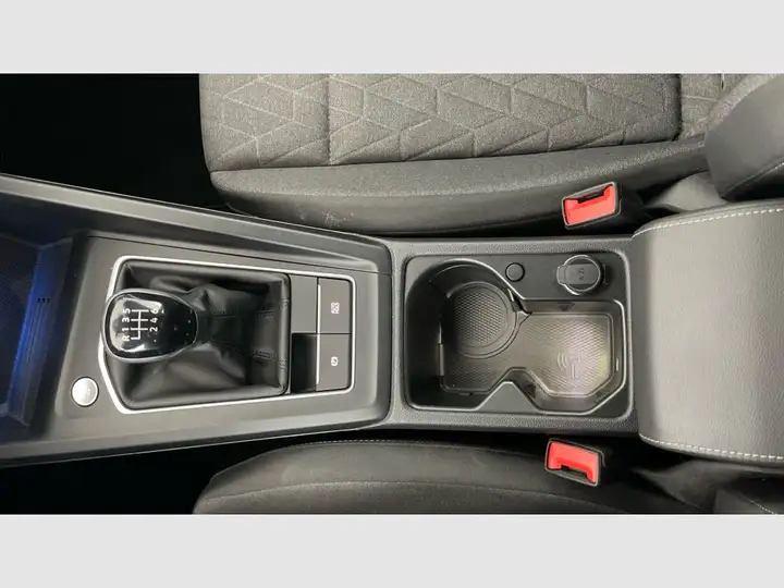 Volkswagen Golf 2025, foto 24