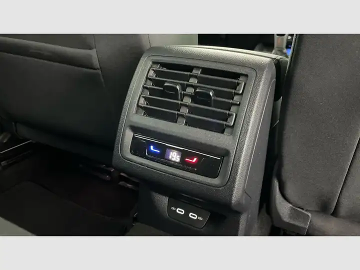 Volkswagen Golf 2025, foto 39