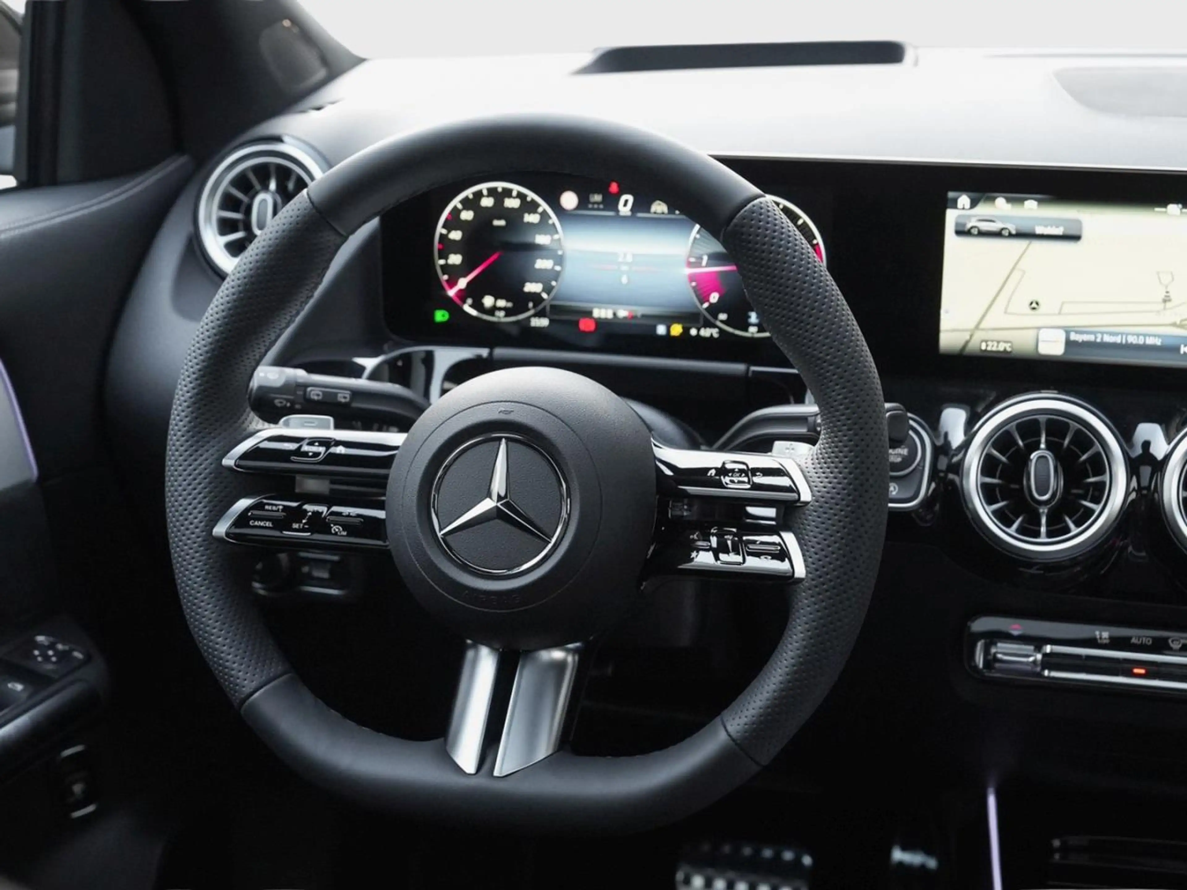 Mercedes-Benz GLA 220 d 4MATIC AMG Night Panorama 360° HUD AHK — photo 8