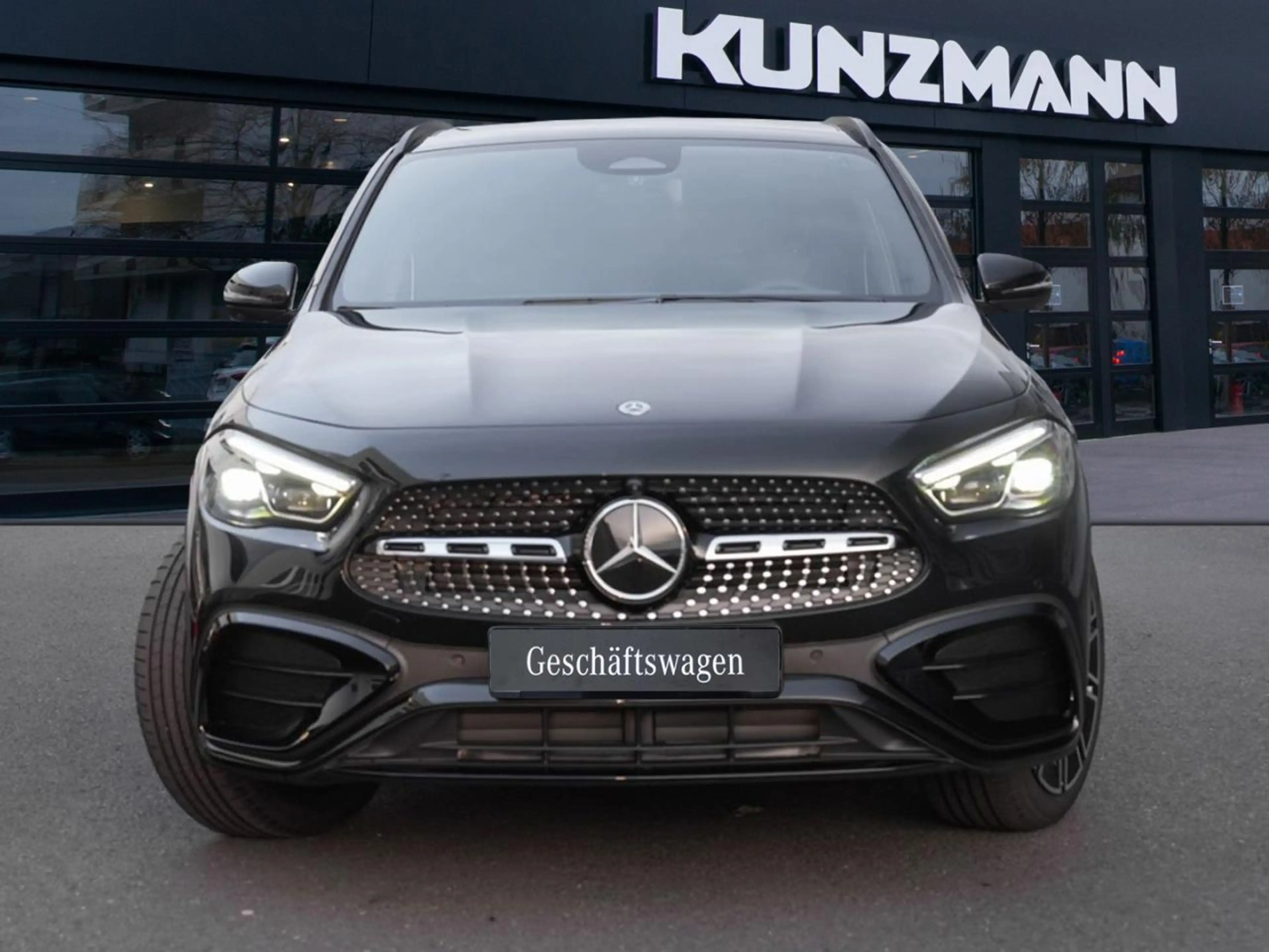Mercedes-Benz GLA 220 d 4MATIC AMG Night Panorama 360° HUD AHK — photo 2