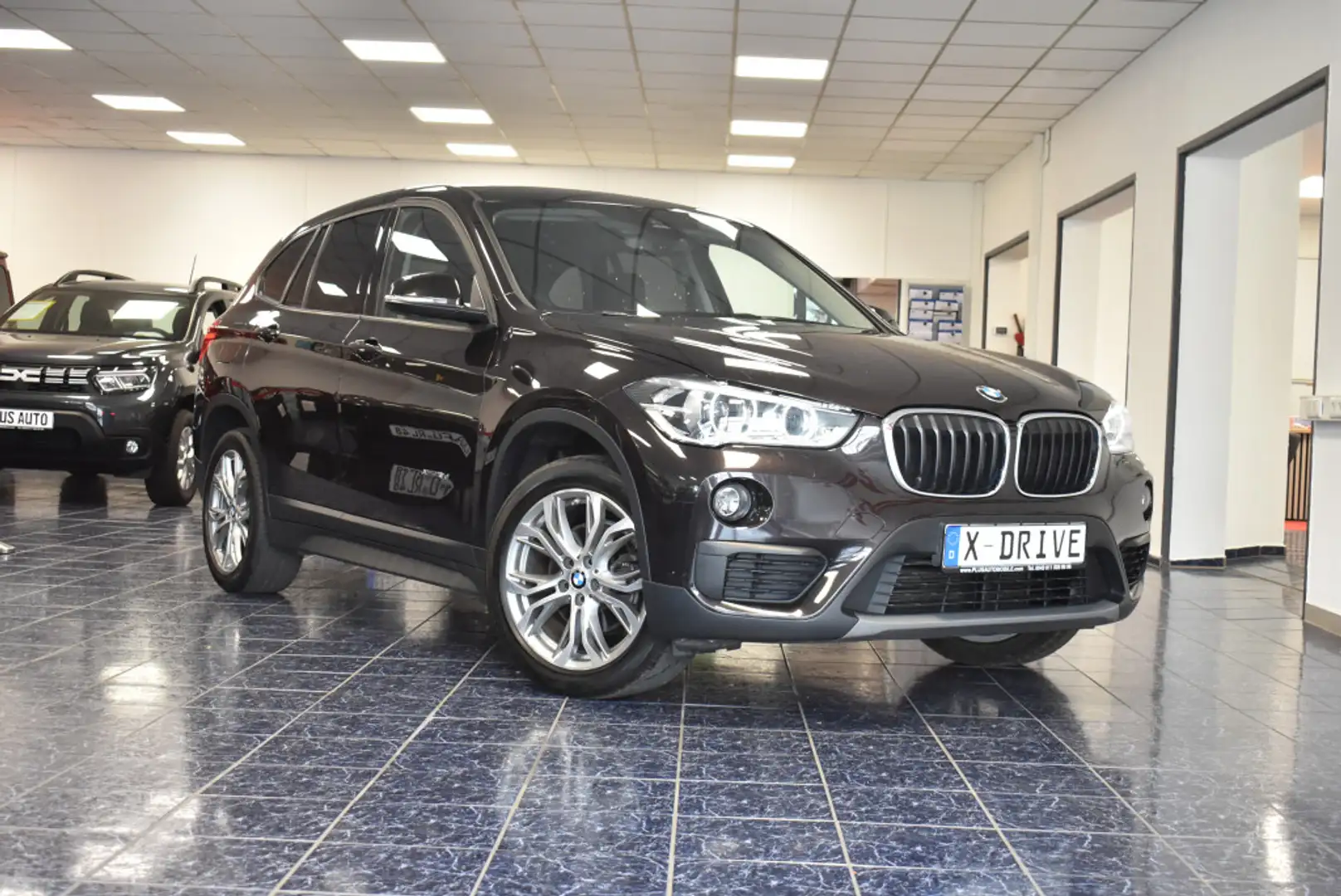 BMW X1 xDrive 18d Advant Nav LED Keyless-Go PDC AHK Braun - 1