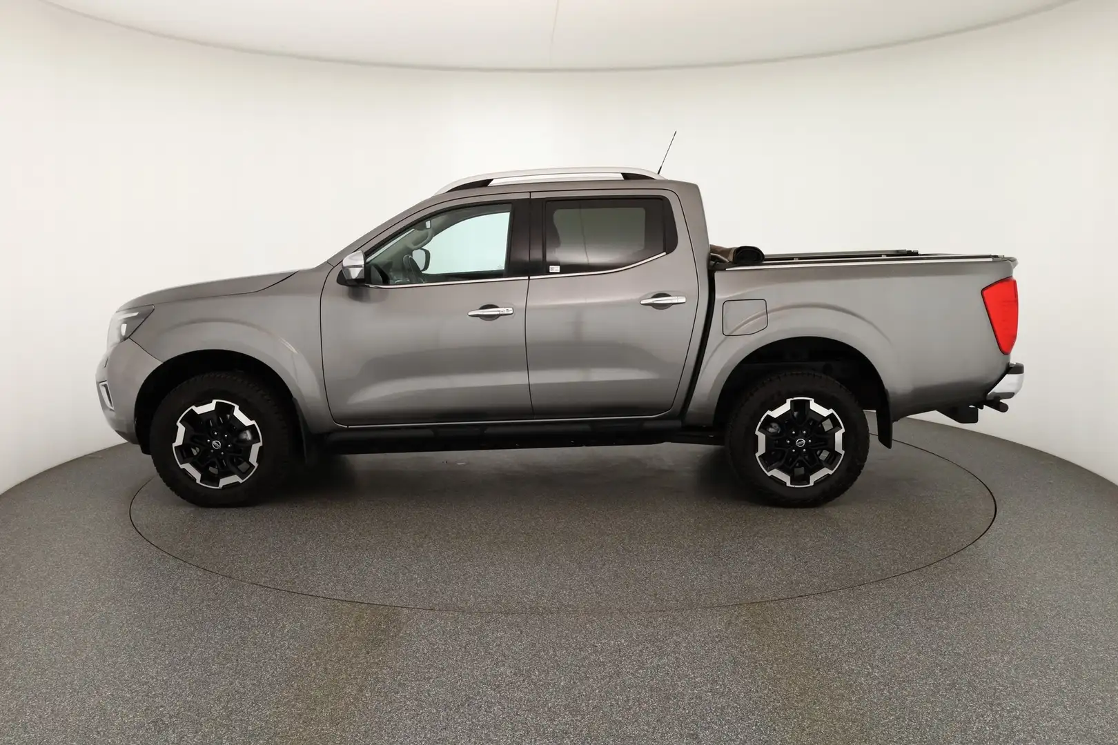 Nissan Navara 2.3 dCi N-Connecta Double Cab 4x4 LED AHK Серый - 2
